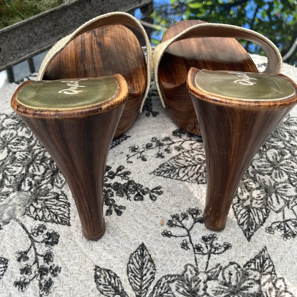 Qupid 4.5” Vegan Gold Platform Slide - Picture 4 of 6